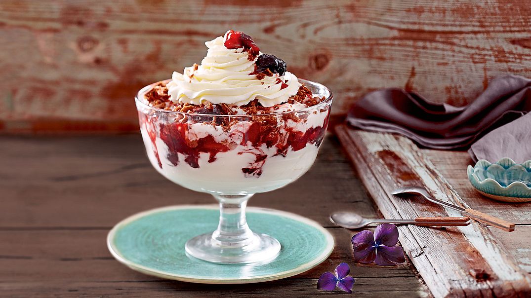 Pflaumen-Joghurt-Trifle Rezept - Foto: LECKER @ Bauer Media Group