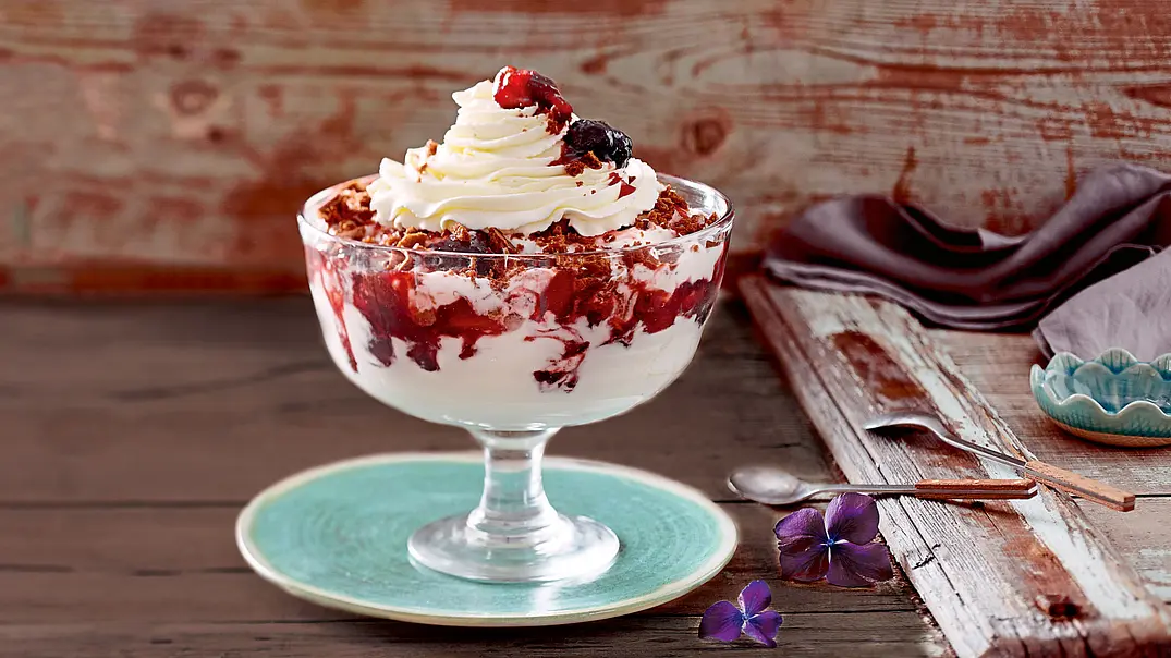 Pflaumen-Joghurt-Trifle Rezept - Foto: LECKER @ Bauer Media Group