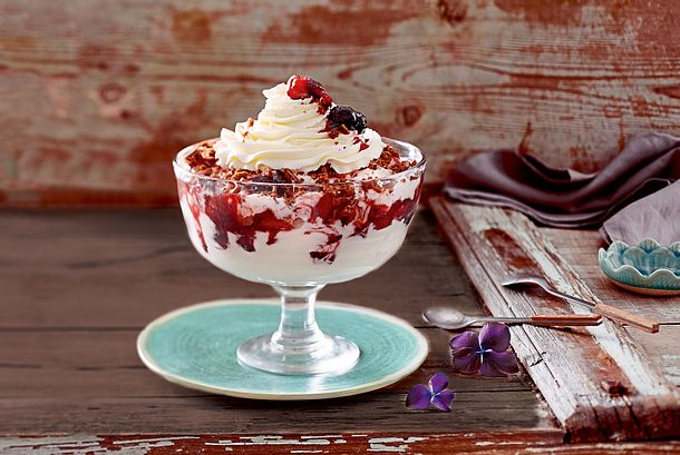 Pflaumen-Joghurt-Trifle Rezept | LECKER