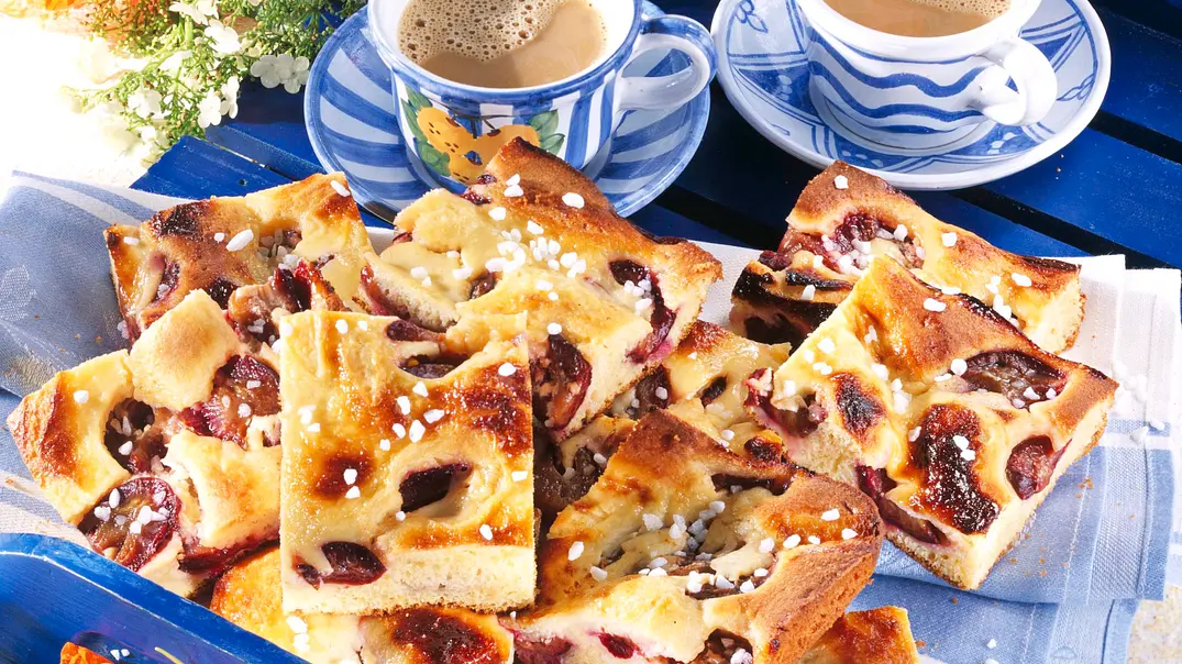 Pflaumen-Kuchen mit Schmand-Guss Rezept - Foto: LECKER @ Bauer Media Group Pflaumen-Kuchen mit Schmand-Guss Rezept - Foto: LECKER @ Bauer Media Group