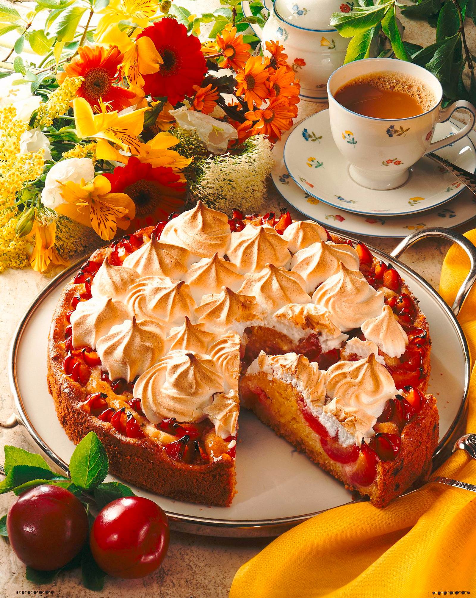 Pflaumen-Marzipan-Kuchen mit Baiserhaube Rezept | LECKER