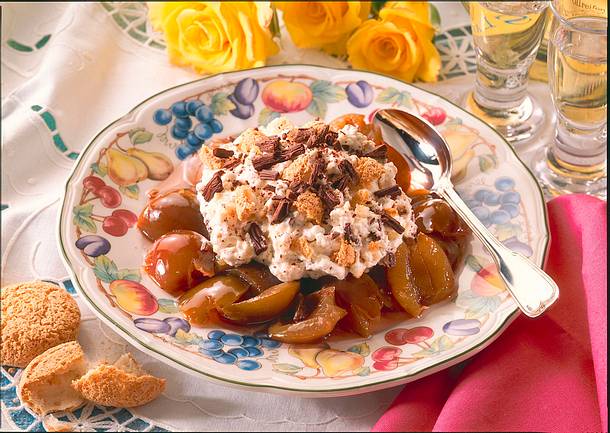 Pflaumen mit Makronensahne Rezept Pflaumen mit Makronensahne Rezept