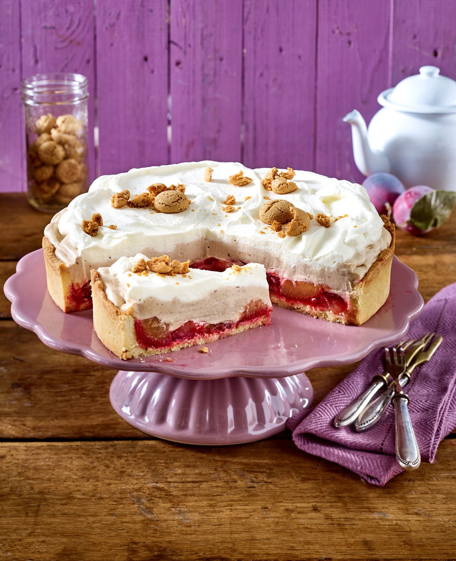 Pflaumen-Sahne-Kuchen mit Amarettini-Bröseln Rezept | LECKER
