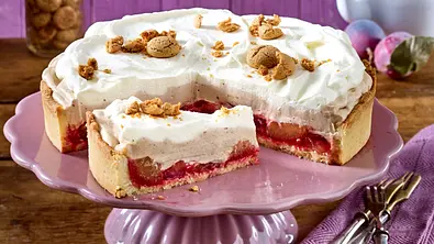 Pflaumen-Sahne-Kuchen mit Amarettini-Bröseln Rezept - Foto: LECKER @ Bauer Media Group