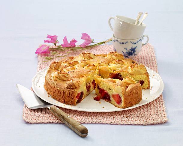 Pflaumen-Sandkuchen mit Makrönchen Rezept Pflaumen-Sandkuchen mit Makrönchen Rezept