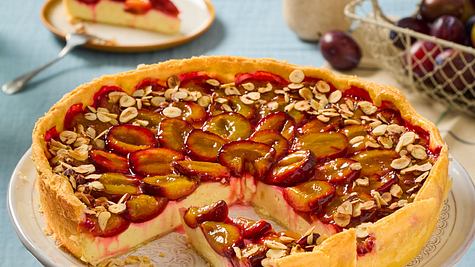 Pflaumen-Schmand-Kuchen auf einer Tortenplatte, angeschnitten. Ein Stück auf Tortenheber - Foto: LECKER @ Bauer Media Group