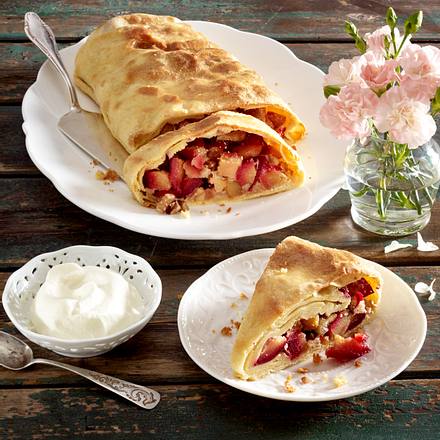 Pflaumen-Strudel mit Nüssen und Schlagsahne Rezept Pflaumen-Strudel mit Nüssen und Schlagsahne Rezept