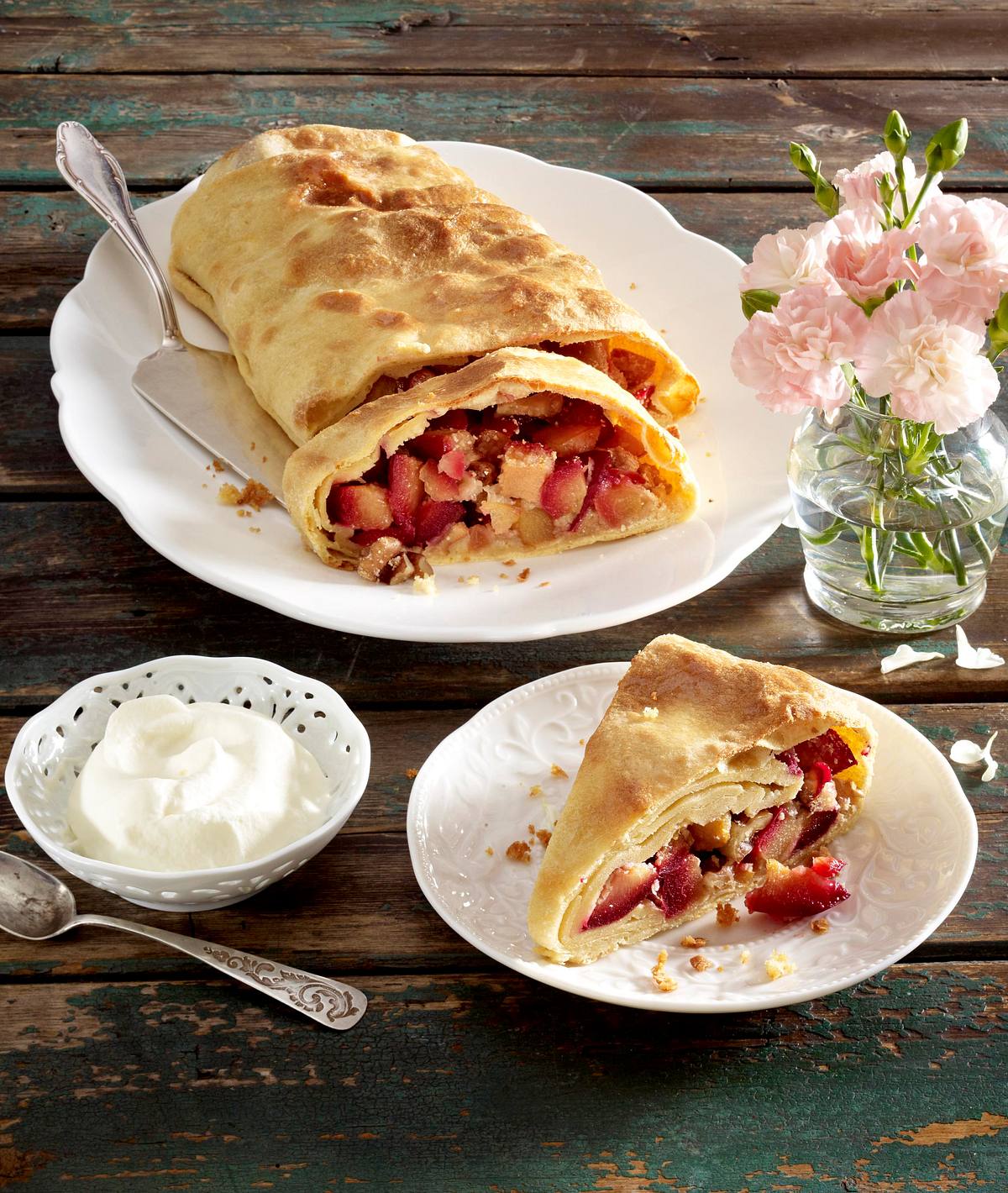 Pflaumen-Strudel mit Nüssen und Schlagsahne Rezept