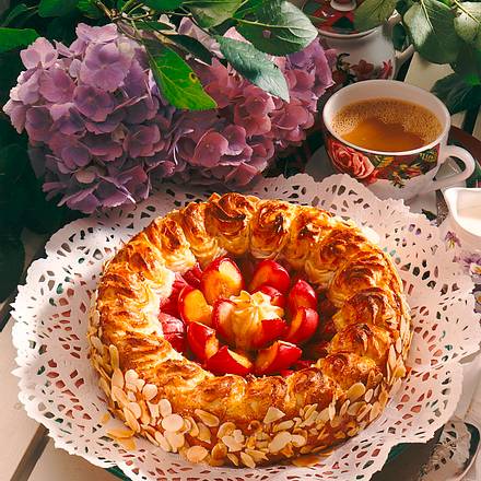Pflaumen-Torte mit Makronen-Kranz Rezept