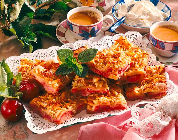 Pflaumenblechkuchen mit Mandelkrokant Rezept