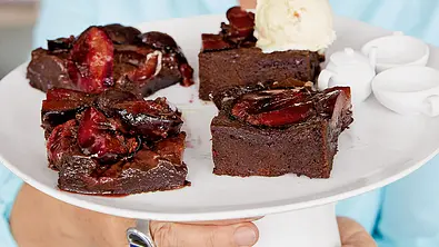 Pflaumenbrownie Rezept - Foto: LECKER @ Bauer Media Group