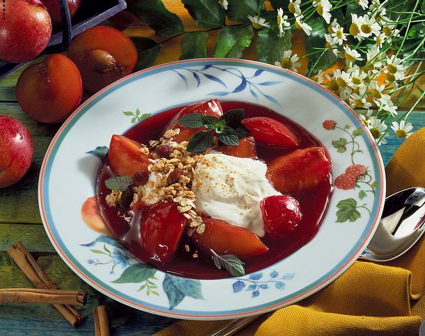 Pflaumengrütze mit Vanille-Joghurt Rezept