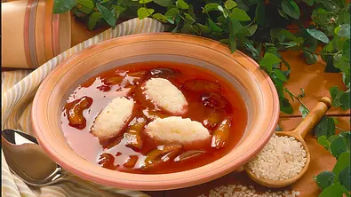 Pflaumenkaltschale mit Mandelreis Rezept - Foto: LECKER @ Bauer Media Group