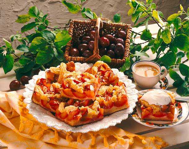 Pflaumenkuchen mit Makronengitter Rezept Pflaumenkuchen mit Makronengitter Rezept