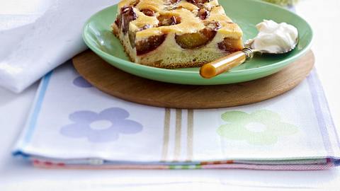 Pflaumenkuchen mit Marzipanguss Rezept - Foto: House of Food / Bauer Food Experts KG