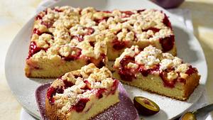 Pflaumenkuchen mit Marzipanstreusel Rezept - Foto: House of Food / Bauer Food Experts KG