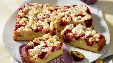 Pflaumenkuchen mit Marzipanstreusel Rezept - Foto: LECKER @ Bauer Media Group