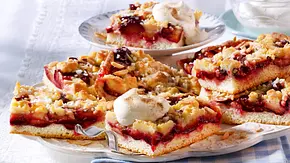 Der Pflaumenkuchen ist in Stücke geschnitten und mit etwas Schlagsahne garniert. - Foto: LECKER @ Bauer Media Group Der Pflaumenkuchen ist in Stücke geschnitten und mit etwas Schlagsahne garniert. - Foto: LECKER @ Bauer Media Group