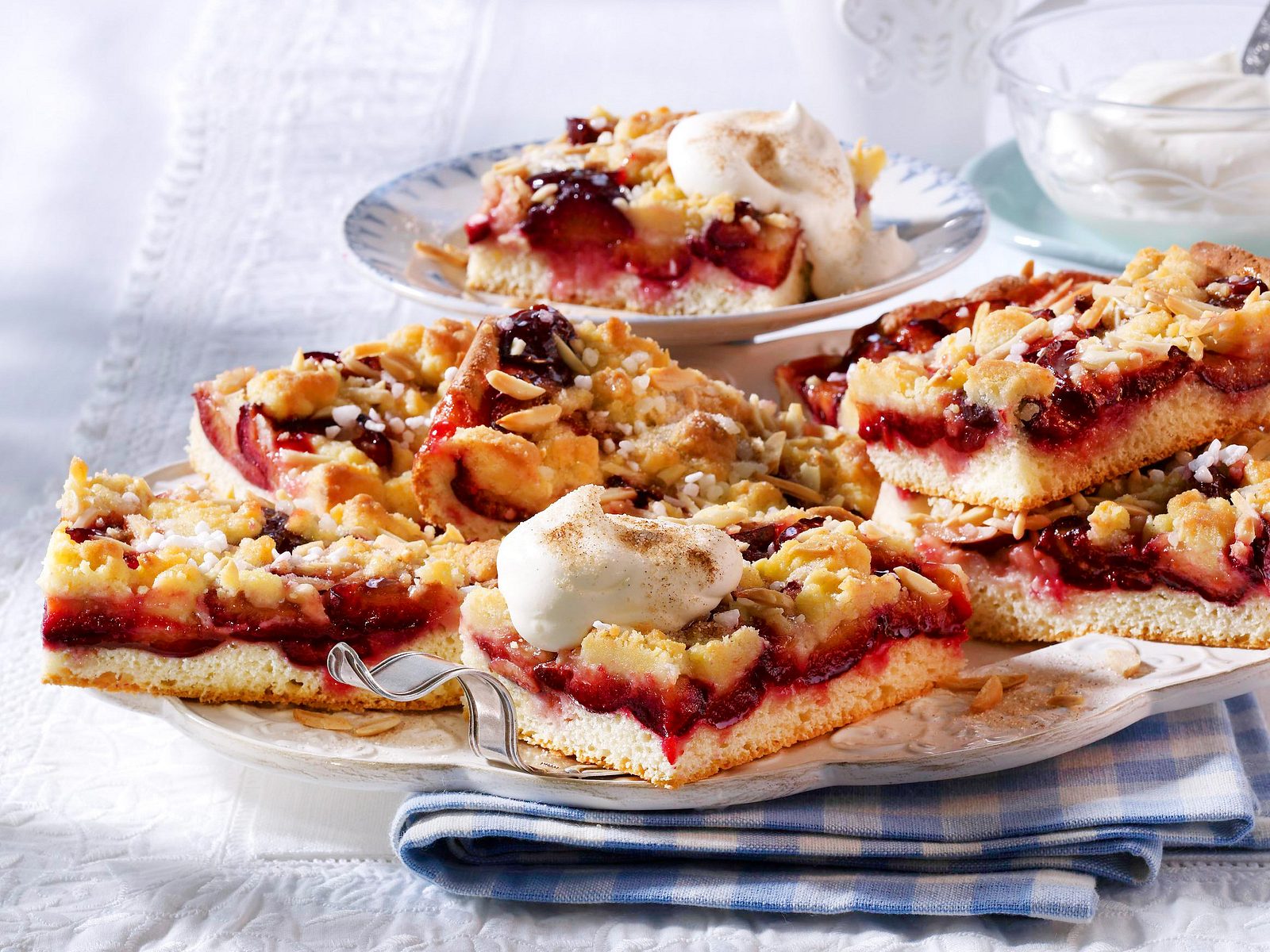 Omas Pflaumenkuchen mit Quark-Öl-Teig Rezept | LECKER