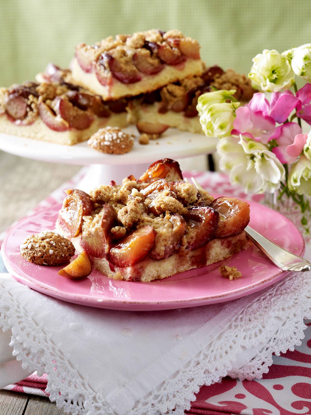 Pflaumenkuchen vom Blech mit Amarettini-Streuseln Rezept