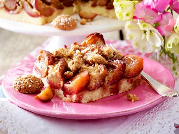 Pflaumenkuchen vom Blech mit Amarettini-Streuseln Rezept Pflaumenkuchen vom Blech mit Amarettini-Streuseln Rezept
