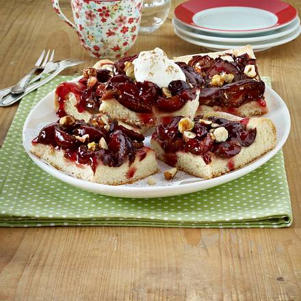 Pflaumenkuchen vom Blech mit Mandelblättchen und Zimt-Zucker Rezept Pflaumenkuchen vom Blech mit Mandelblättchen und Zimt-Zucker Rezept