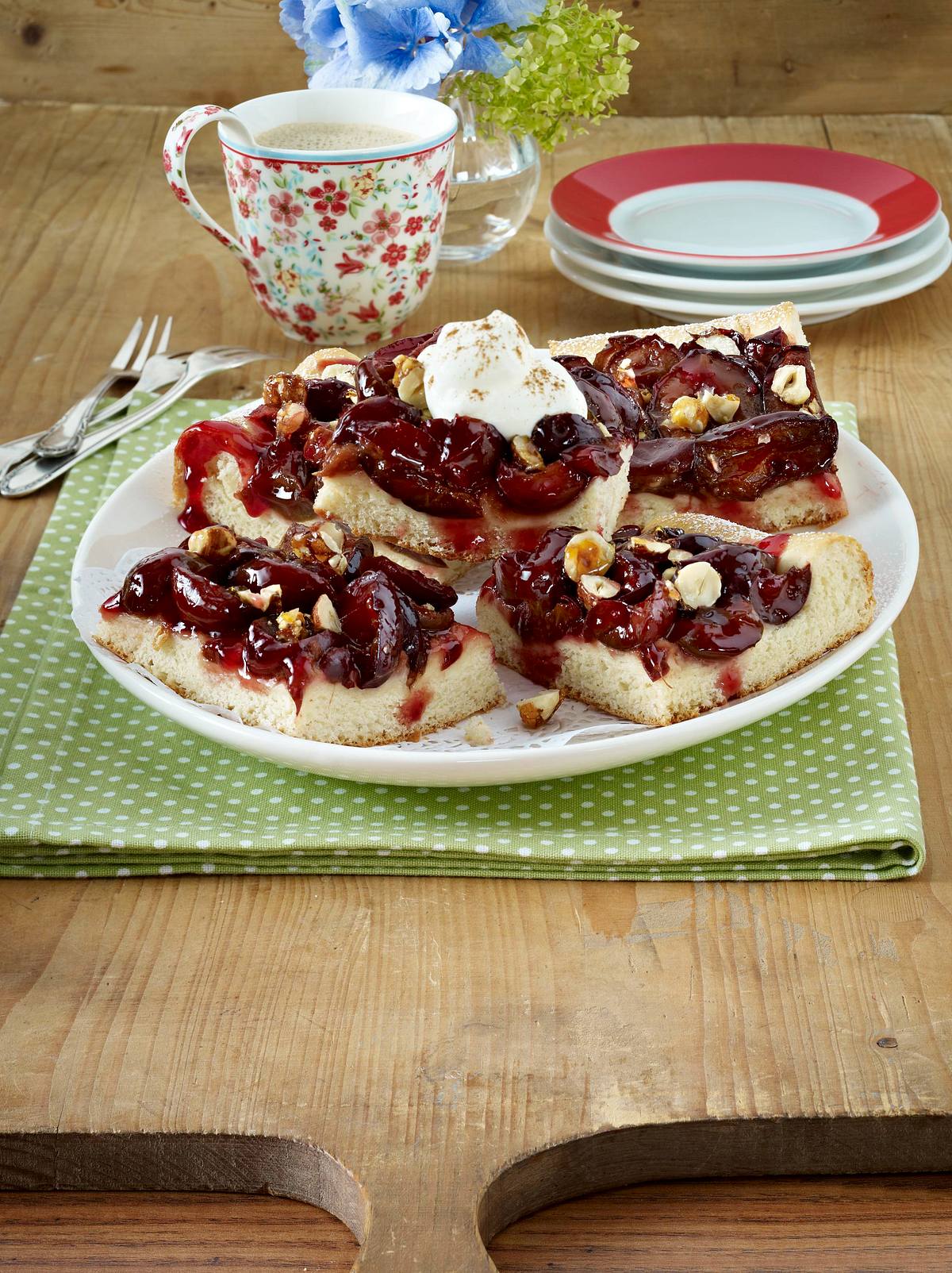 Pflaumenkuchen vom Blech mit Mandelblättchen und Zimt-Zucker Rezept