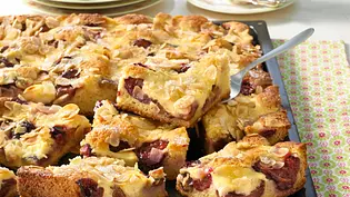 Pflaumenkuchen vom Blech mit Puddingcreme Rezept - Foto: LECKER @ Bauer Media Group Pflaumenkuchen vom Blech mit Puddingcreme Rezept - Foto: LECKER @ Bauer Media Group