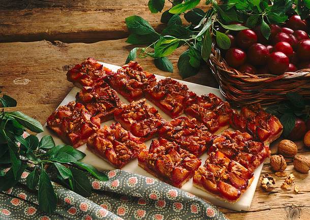 Pflaumenkuchen vom Blech mit Walnusskrokant Rezept Pflaumenkuchen vom Blech mit Walnusskrokant Rezept