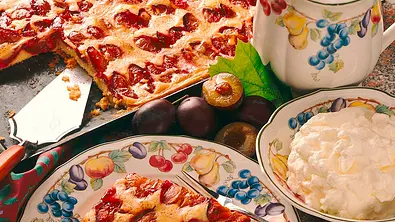 Pflaumenmarzipankuchen mit Schmand Rezept - Foto: LECKER @ Bauer Media Group