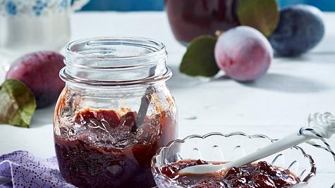 Pflaumenmus im Glas, daneben im Schälchen mit Löffelchen - Foto: LECKER @ Bauer Media Group