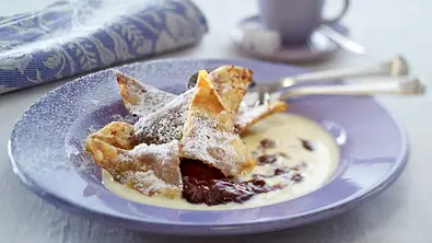 Pflaumenmus-Wan Tan mit Vanillesoße Rezept - Foto: LECKER @ Bauer Media Group