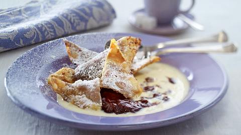 Pflaumenmus-Wan Tan mit Vanillesoße Rezept - Foto: House of Food / Bauer Food Experts KG