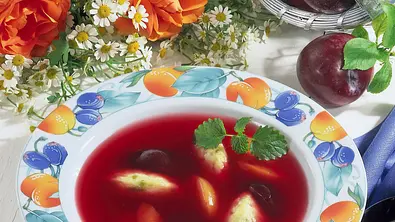 Pflaumensuppe mit Grießklößchen Rezept - Foto: LECKER @ Bauer Media Group