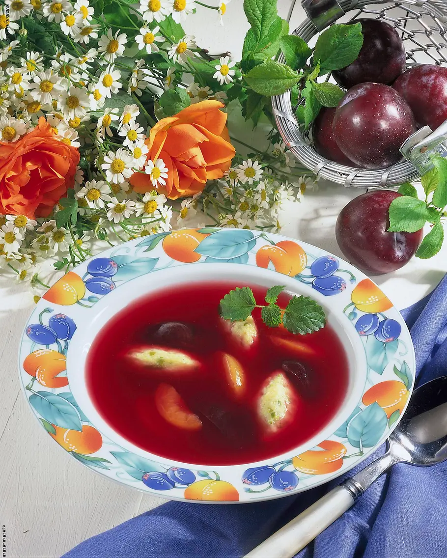 Pflaumensuppe mit Grießklößchen Rezept Pflaumensuppe mit Grießklößchen Rezept