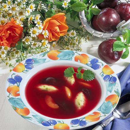 Pflaumensuppe mit Grießklößchen Rezept Pflaumensuppe mit Grießklößchen Rezept
