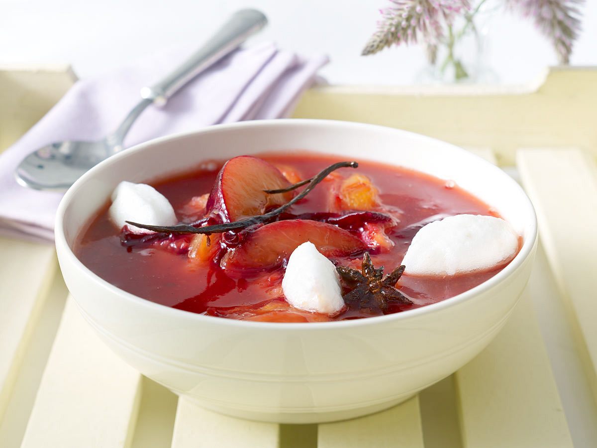 Pflaumensuppe mit Schneeklößchen - so gehts