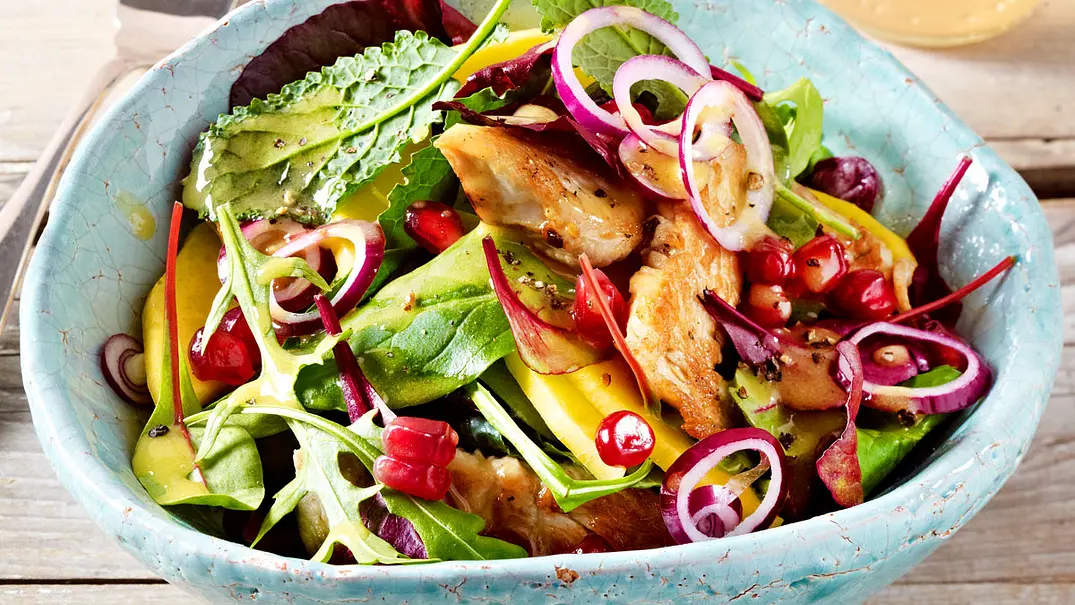 Pflücksalat mit Putenbrust und Granatapfelkernen Rezept - Foto: LECKER @ Bauer Media Group Pflücksalat mit Putenbrust und Granatapfelkernen Rezept - Foto: LECKER @ Bauer Media Group