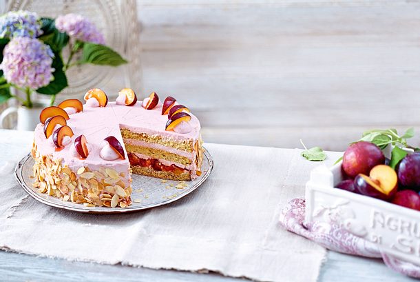 Pflümli-Sahnetorte mit gerösteten Mandeln Rezept Pflümli-Sahnetorte mit gerösteten Mandeln Rezept