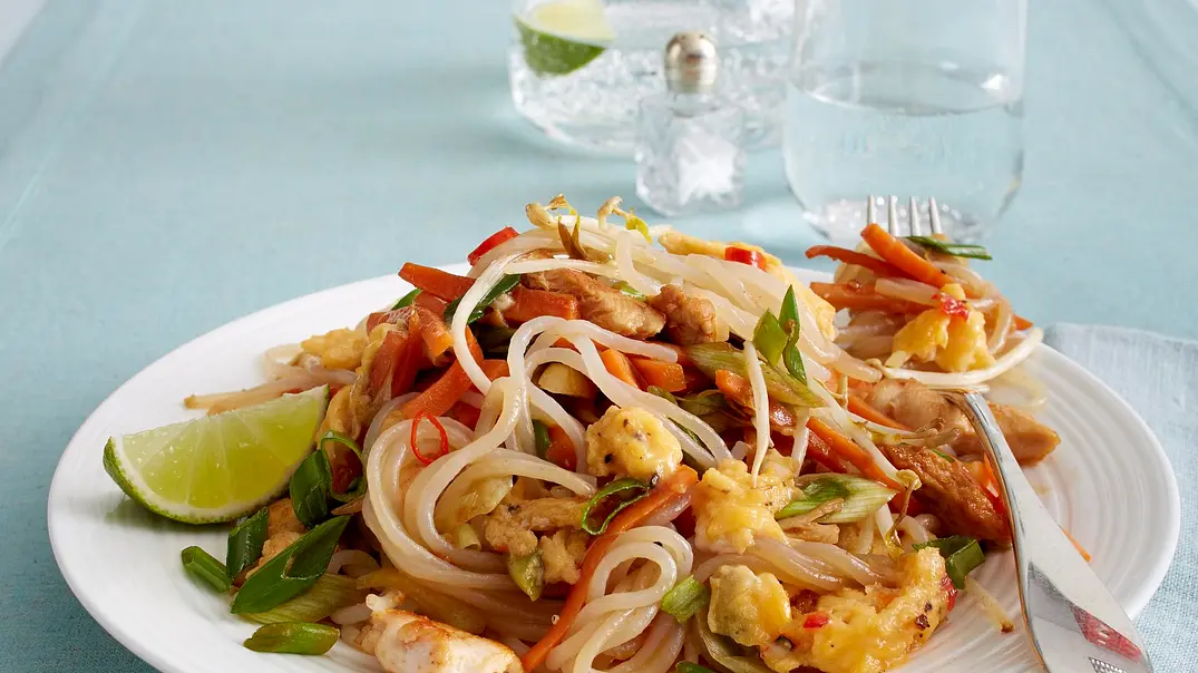 Phad Thai „Low Carb“ mit Shirataki-Nudeln Rezept - Foto: LECKER @ Bauer Media Group Phad Thai „Low Carb“ mit Shirataki-Nudeln Rezept - Foto: LECKER @ Bauer Media Group