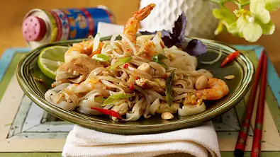Phat Thai (Gebratene Nudeln mit Garnelen) Rezept - Foto: LECKER @ Bauer Media Group