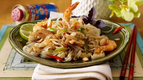 Phat Thai (Gebratene Nudeln mit Garnelen) Rezept - Foto: House of Food / Bauer Food Experts KG