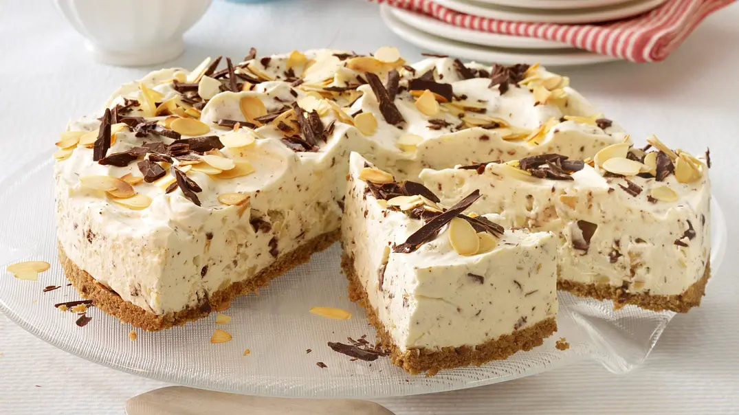 Philadelphia-Torte mit gerösteten Mandeln und Schokostückchen Rezept - Foto: LECKER @ Bauer Media Group Philadelphia-Torte mit gerösteten Mandeln und Schokostückchen Rezept - Foto: LECKER @ Bauer Media Group
