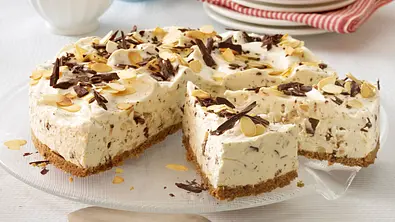 Philadelphia-Torte mit gerösteten Mandeln und Schokostückchen Rezept - Foto: LECKER @ Bauer Media Group