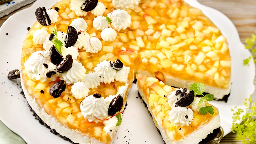 Philadelphia-Torte mit Oreos und Apfel Rezept - Foto: LECKER @ Bauer Media Group Philadelphia-Torte mit Oreos und Apfel Rezept - Foto: LECKER @ Bauer Media Group