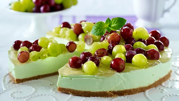 Philadelphia-Torte mit Weintrauben und Zitronen-Minzlikörcreme Rezept - Foto: LECKER @ Bauer Media Group