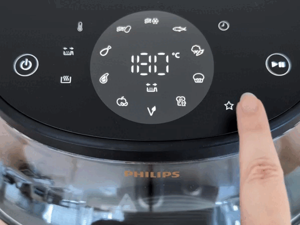 Ein Finger speichert über das Stern-Symbol am Philips Airfryer 3000 Series 6,2 l eine Favoriten-Einstellung mit 180 Grad und 8 Minuten.