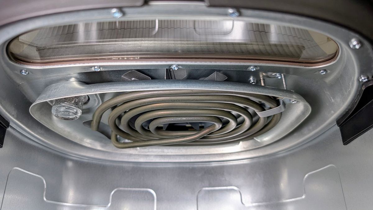 Blick von unten auf Sichtfenster und Heizspirale des Philips Airfryer 3000 Series NA332/00, im Innern des Gerätes.