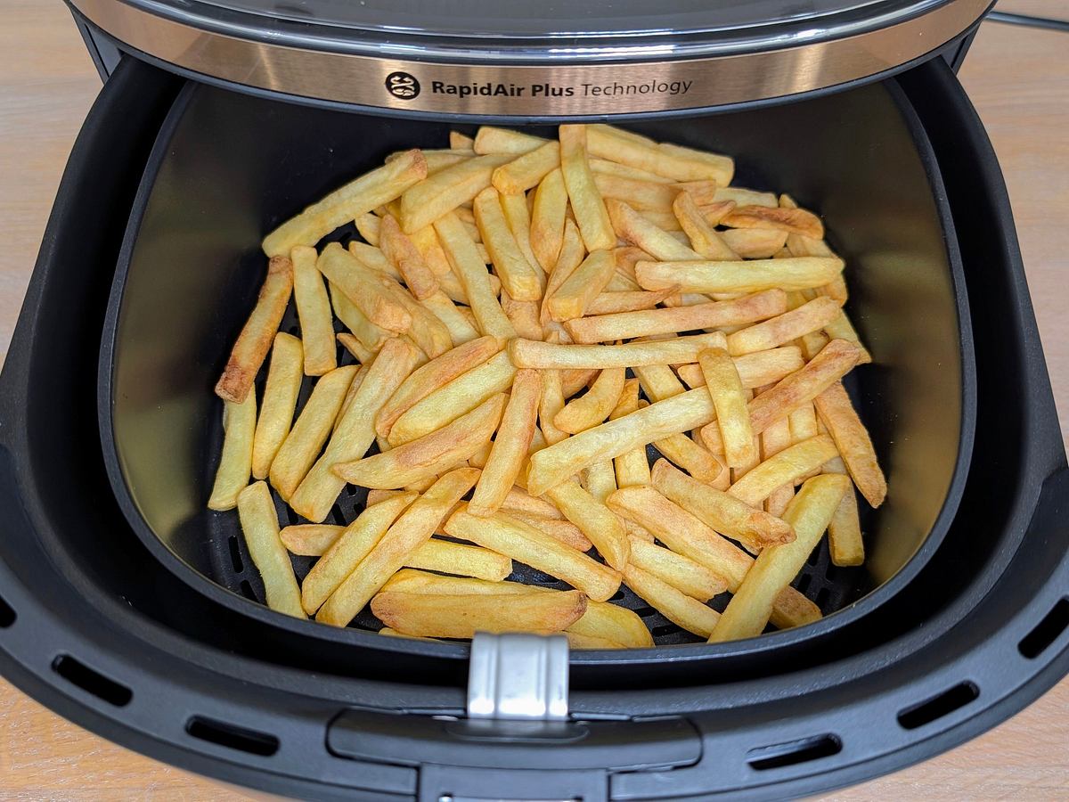 Blick von oben auf gebackene Pommes aus dem Philips Airfryer 3000 Series 6,2 l, die zum Teil sehr braun sind.