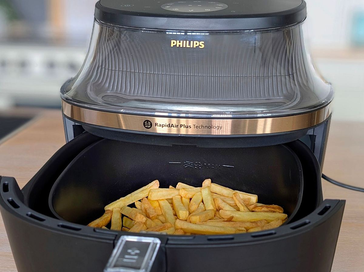 Die Schublade des Philips Airfryer 3000 Series 6,2 l ist geöffnet und gibt von vorne den Blick auf gebackene Pommes frei, die unterhalb der Maximalmarkierung im Garkorb liegen.
